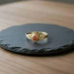 Geel gouden ring met 1 bloedkoraal