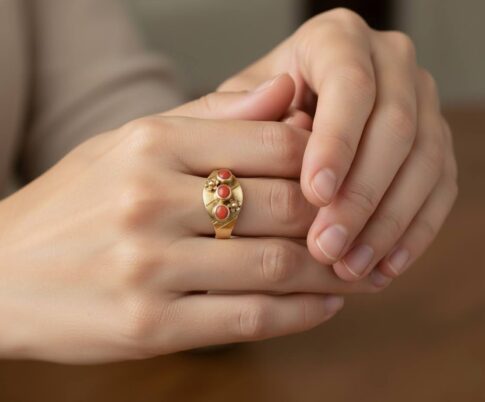 Christian goud ring met 3 bloedkoralen