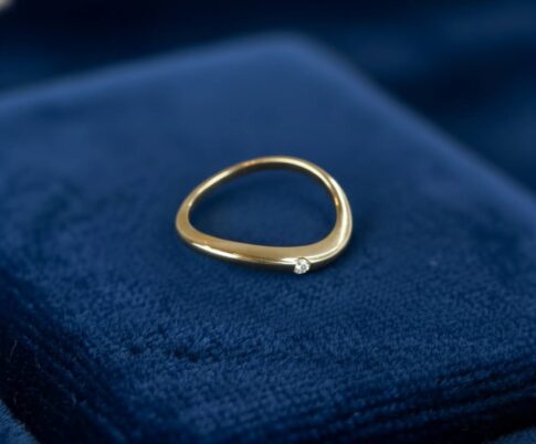 Geel gouden slagring met diamant