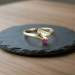 Gouden ring met robijn en diamant
