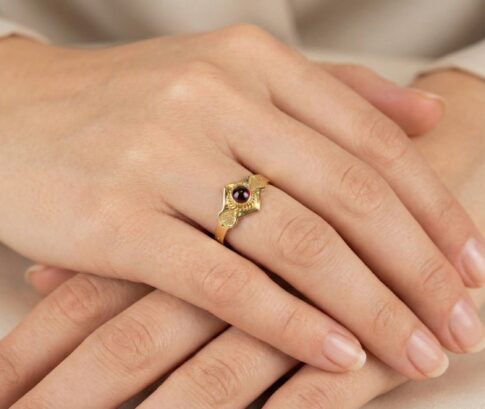 Christian goud ring met granaat