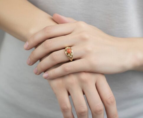 Christian goud ring met 1 bloedkoraal