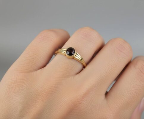 Christian goud ring met 1 granaat