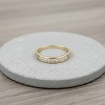 Gouden ring met rail zirkonia