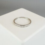 Wit gouden ring met kleine diamanten