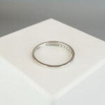 Wit gouden ring met kleine diamanten