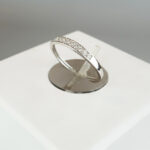 Wit gouden ring met kleine diamanten