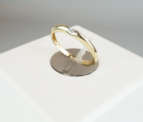 Gouden ring met 0.02ct. v zetting