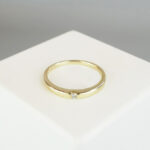 14 karaat gouden ring met klem diamant
