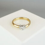 Wit en geel gouden ring met 0.14ct.
