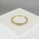 Gouden ring met hoge zetting 0.04ct.