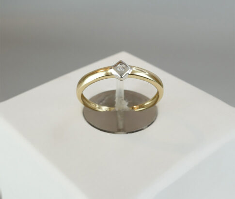 Gouden ring met 1 diamant