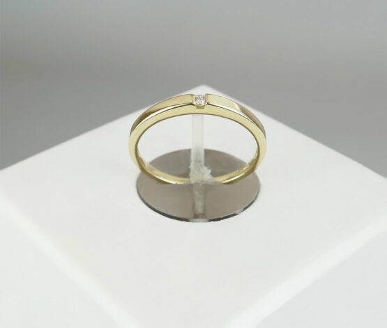 14 karaat gouden ring met klem diamant