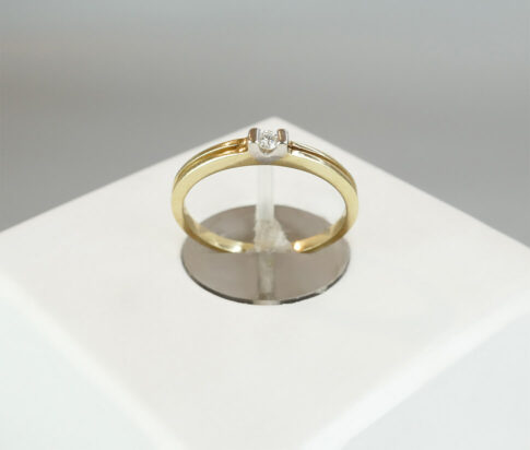 Gouden ring met hoge zetting 0.04ct.