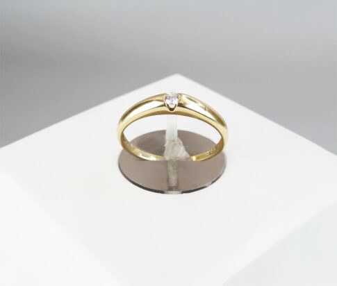Gouden solitair ring met 0.04ct.
