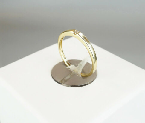 14 karaat gouden ring met klem diamant