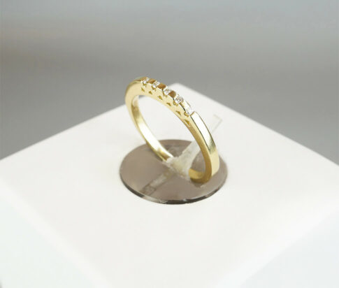 Gouden ring met 5 diamanten