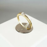 Gouden ring met hoge zetting 0.04ct.