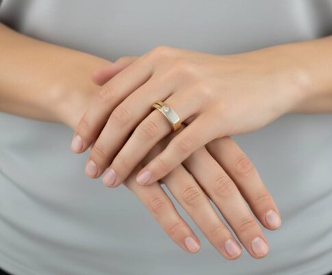 14 karaat gouden ring met 0.03ct.