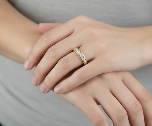 Gouden ring met rail zirkonia