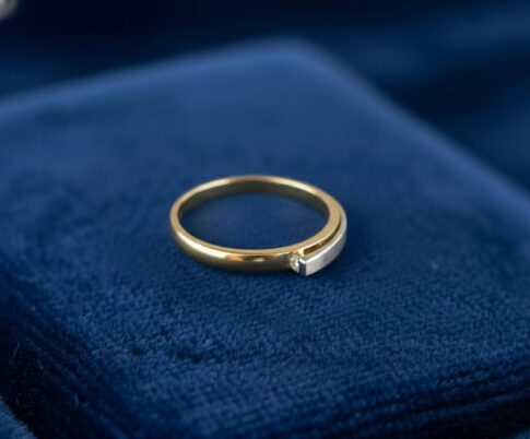 Gouden fantasie ring met 1 diamant