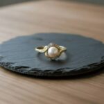 Gouden ring met parel bloem model