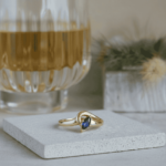 Gouden ring met marquise saffier
