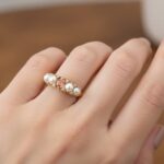 Gouden ring met parel en saffier