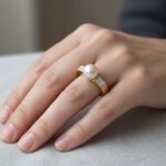 Gouden ring met parel en diamanten