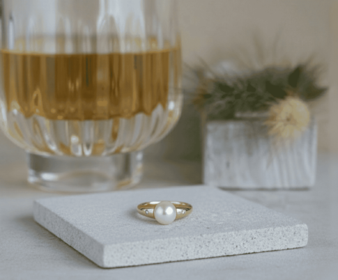 Gouden ring met klem parel en diamant