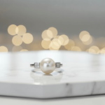 Wit gouden ring met parel en princess