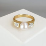 Gouden ring met parel en diamanten