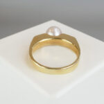 Gouden ring met parel en diamanten