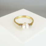 Gouden parel ring met 2 diamanten