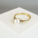Gouden parel ring met 2 diamanten