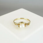 Gouden ring met parel en 2 diamanten