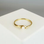 Gouden slag ring met kleine parel