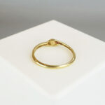 Gouden slag ring met kleine parel