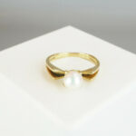 Gouden ring met 1 parel