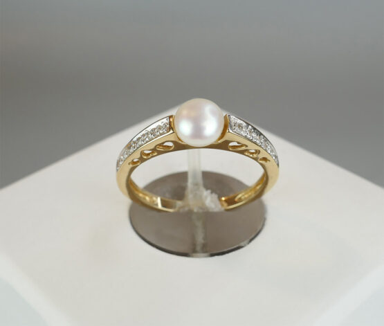 Gouden ring met parel en diamant