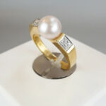 Gouden ring met parel en diamanten
