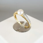 Gouden ring met parel en diamant