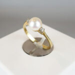 Gouden parel ring met 2 diamanten