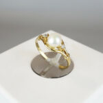 Gouden ring met parel en 2 diamanten