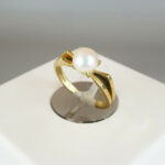 Gouden ring met 1 parel