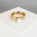 Geel gouden ring met witte parel