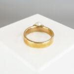 Geel gouden ring met witte parel