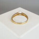 Gouden ring met witte parel en 2 diamanten