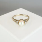Wit gouden cremé parel ring