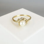 Gouden parel ring in bloem model